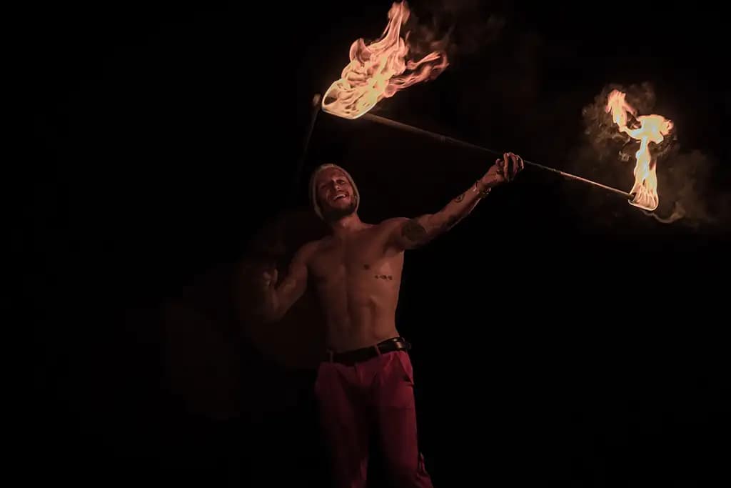 Photographe événementiel Corse — Jongleur de feu nocturne