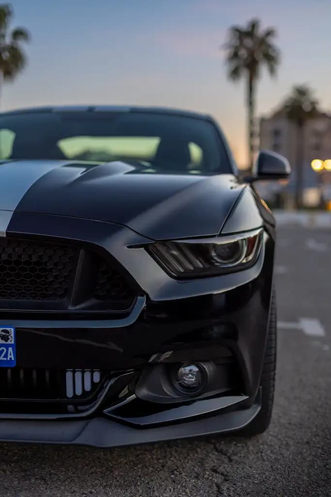 Photographie automobile Corse — Ford Mustang portrait dynamique