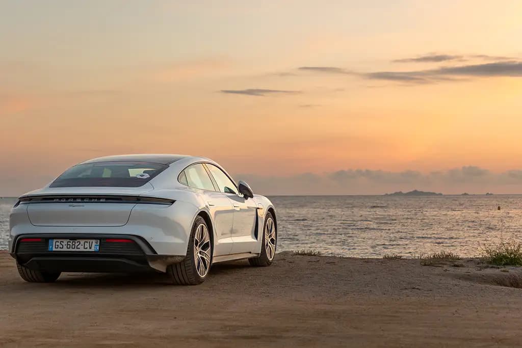 Photographie automobile Corse — Porsche Taycan shooting Ajaccio